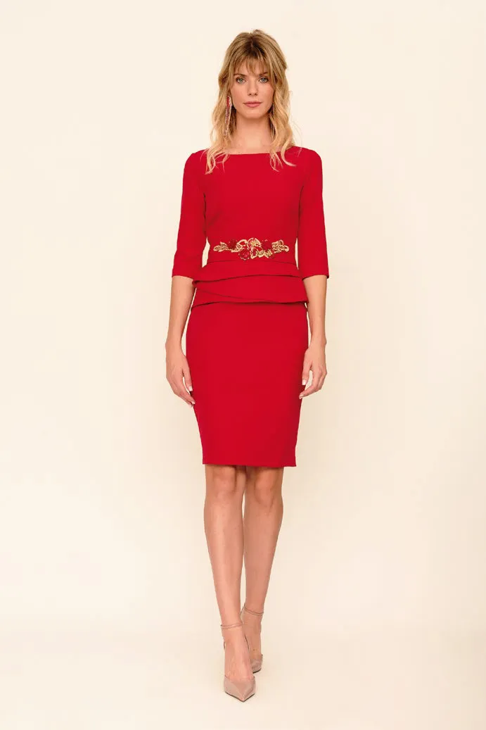Vestido recto con adorno en cintura