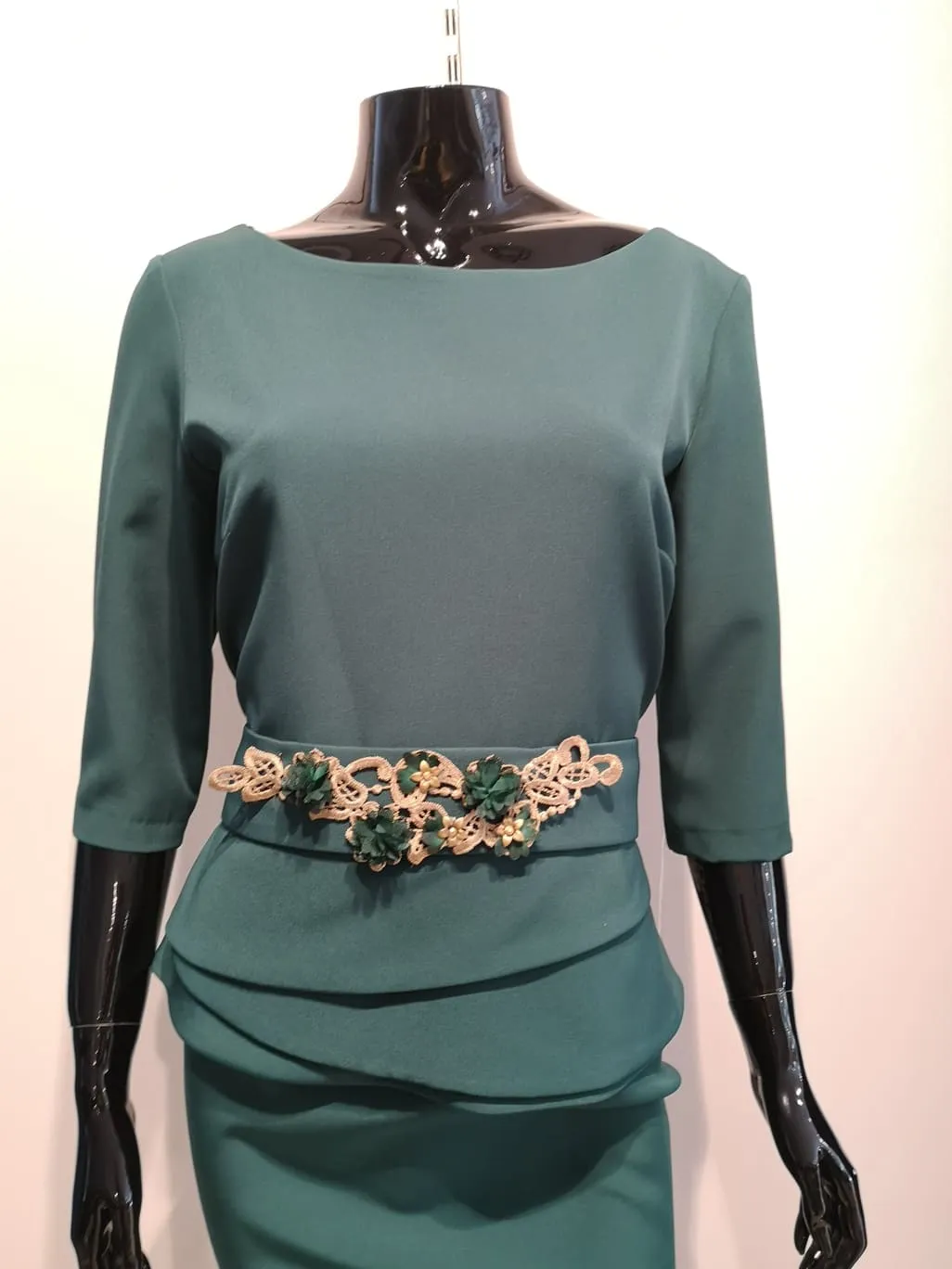 Vestido recto con adorno en cintura