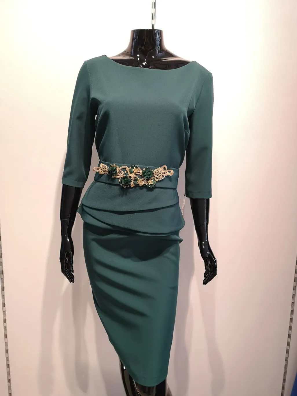 Vestido recto con adorno en cintura