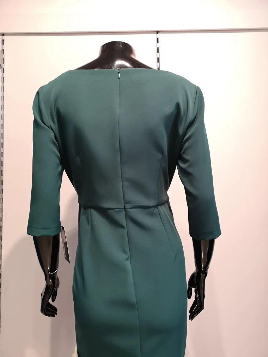 Vestido recto con adorno en cintura